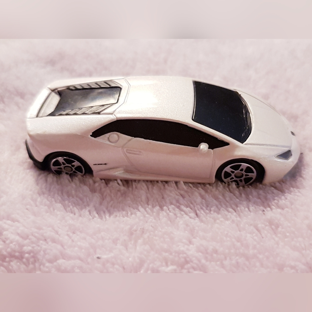 Lamborghini Huracan LP 610-4 Pearl White Maisto Die-cast Car Model